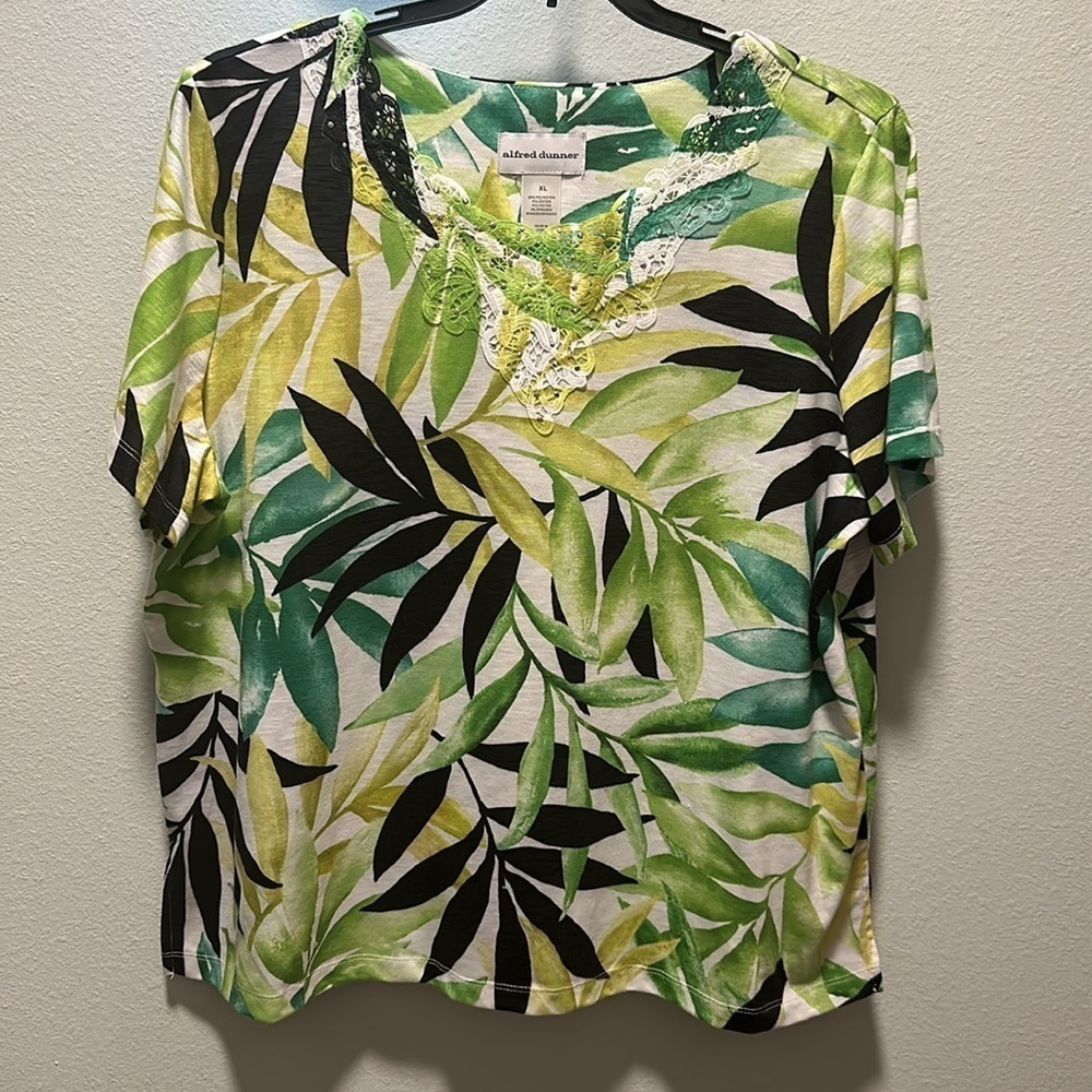 Alfred Dunner Ladies XL short sleeve top. Like New. Green/Black leaf print EUC